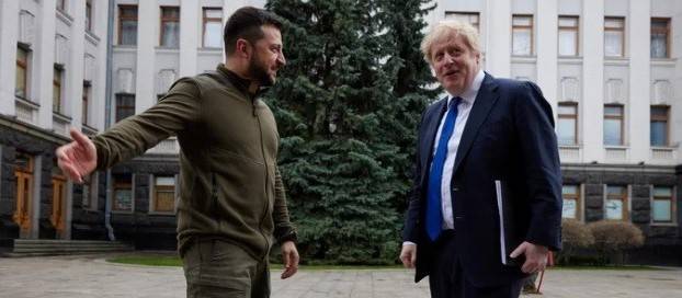 Boris Johnson se reunió con Zelensky y ofreció blindados y misiles antibuque
