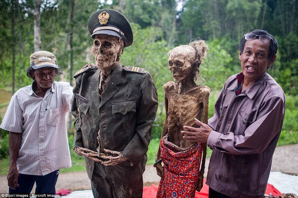 Desentierran a los muertos para su acostumbrado festival en Indonesia