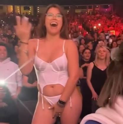 Video: Arjona canta «Desnuda» en concierto y fanática se quita la ropa