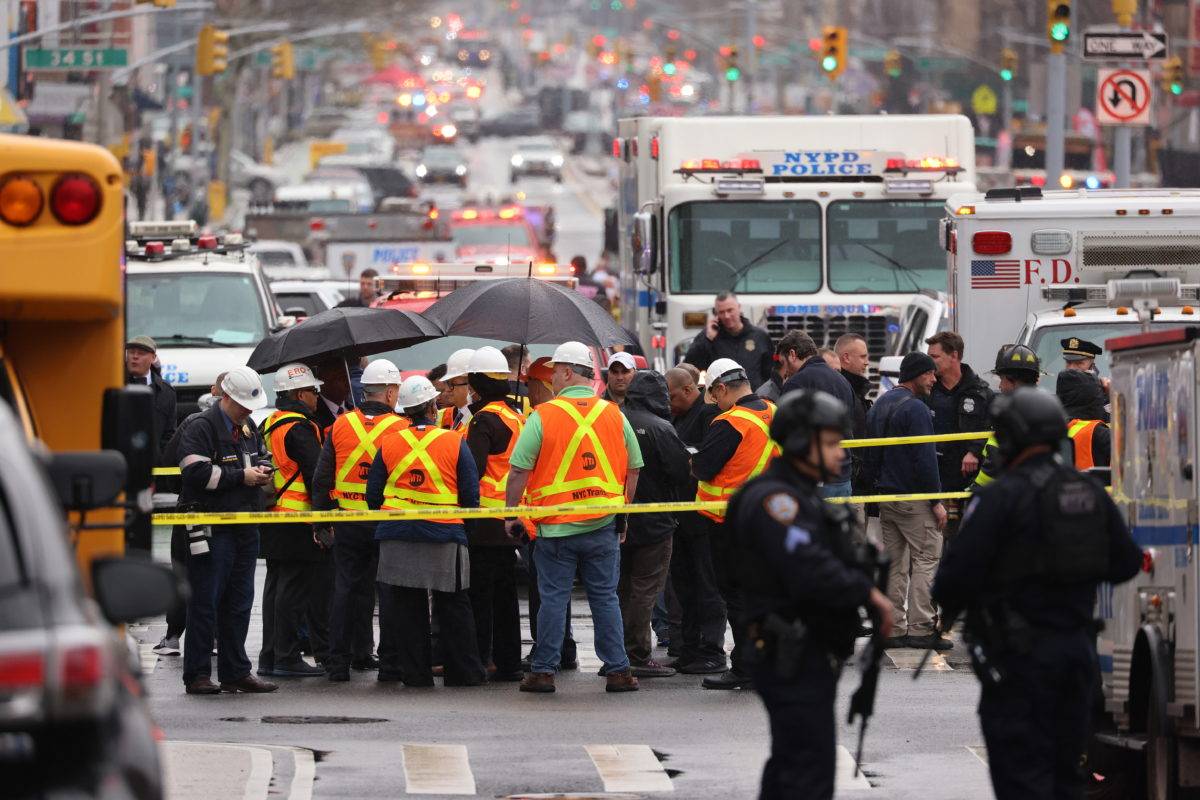 Videos: Momento en que los pasajeros huyen del metro de Nueva York tras tiroteo
