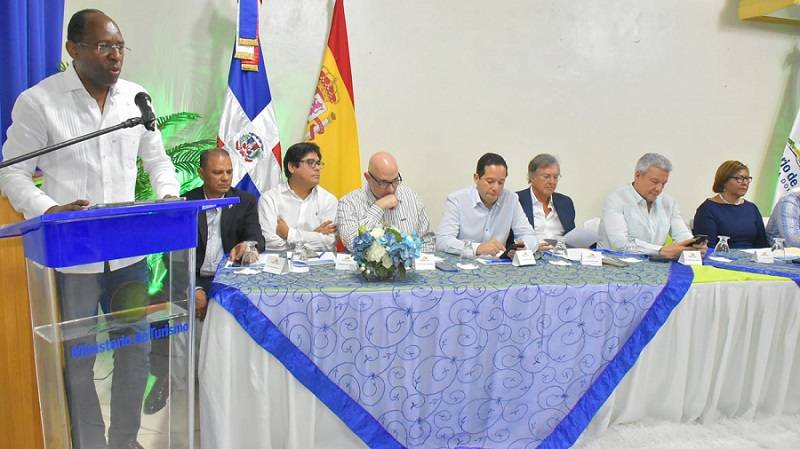 El viceministro de turismo Carlos Peguero durante su presentacion en Pedernales