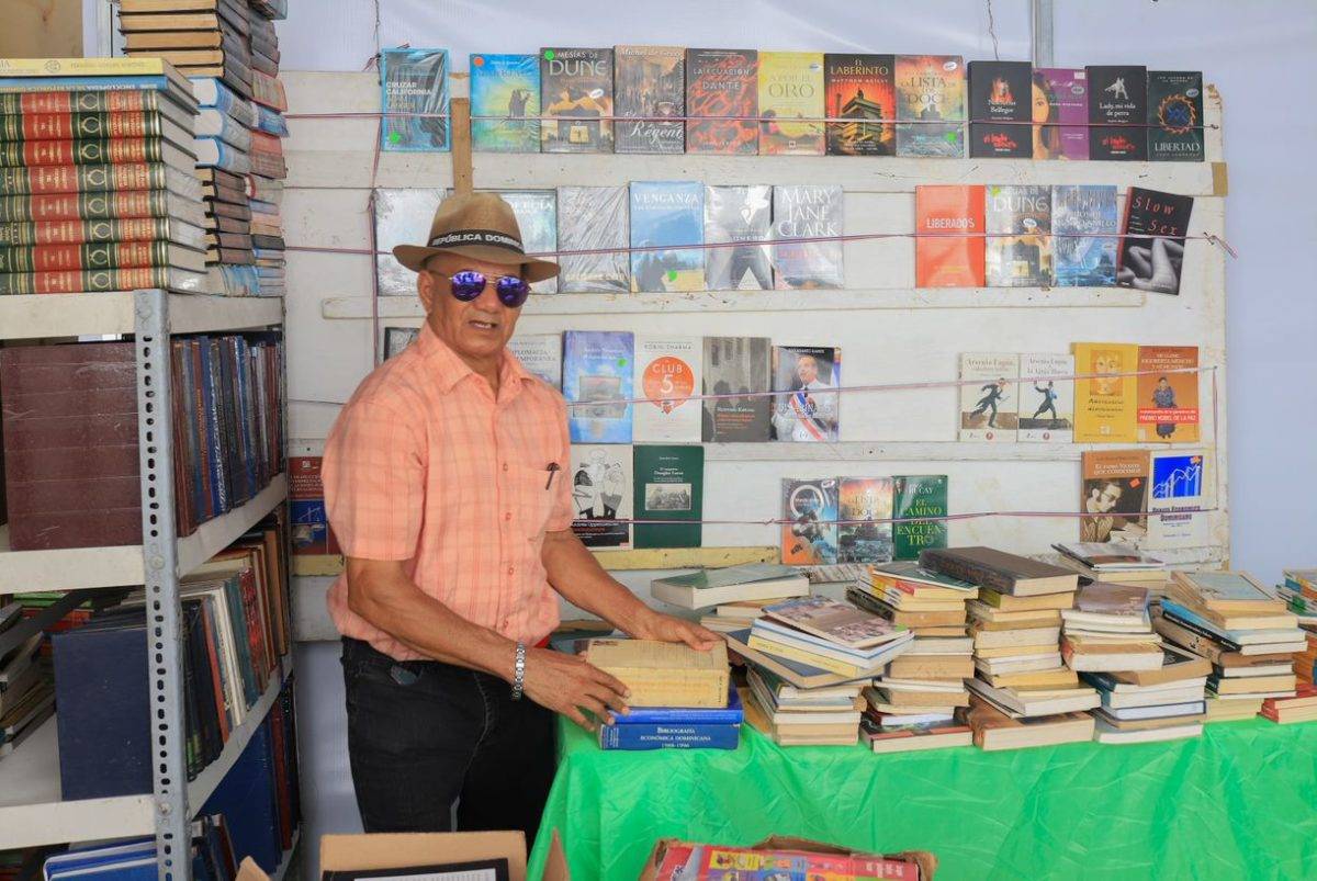 Feria del Libro abre la semana con variada oferta cultural y artística