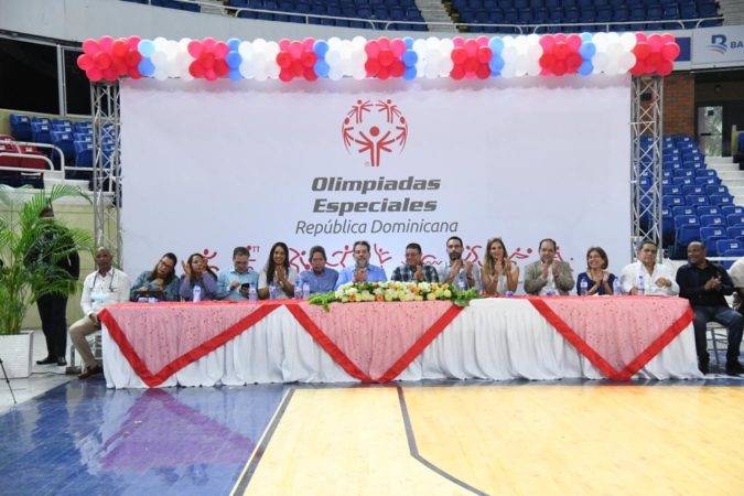 Foto 2 El ministro deportes Francisco Camacho el presidente de Olimpiadas Guillermo Alvarez Garcia Godoy y otros directivos.