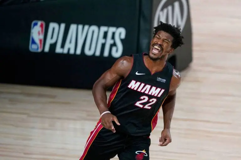 Jimmy Butler anota 45 y Miami Heat coloca serie 2-0 ante Hawks