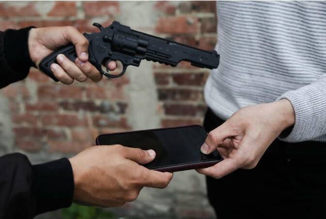 Jóvenes atracan hombre a punta pistola en el Alto Manhattan