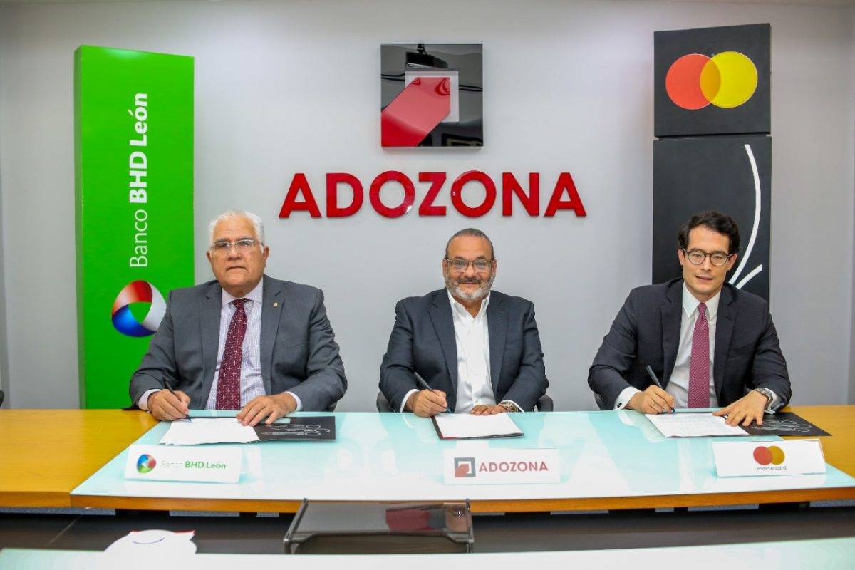 Banco BHD León y MasterCard firman alianza con ADOZONA
