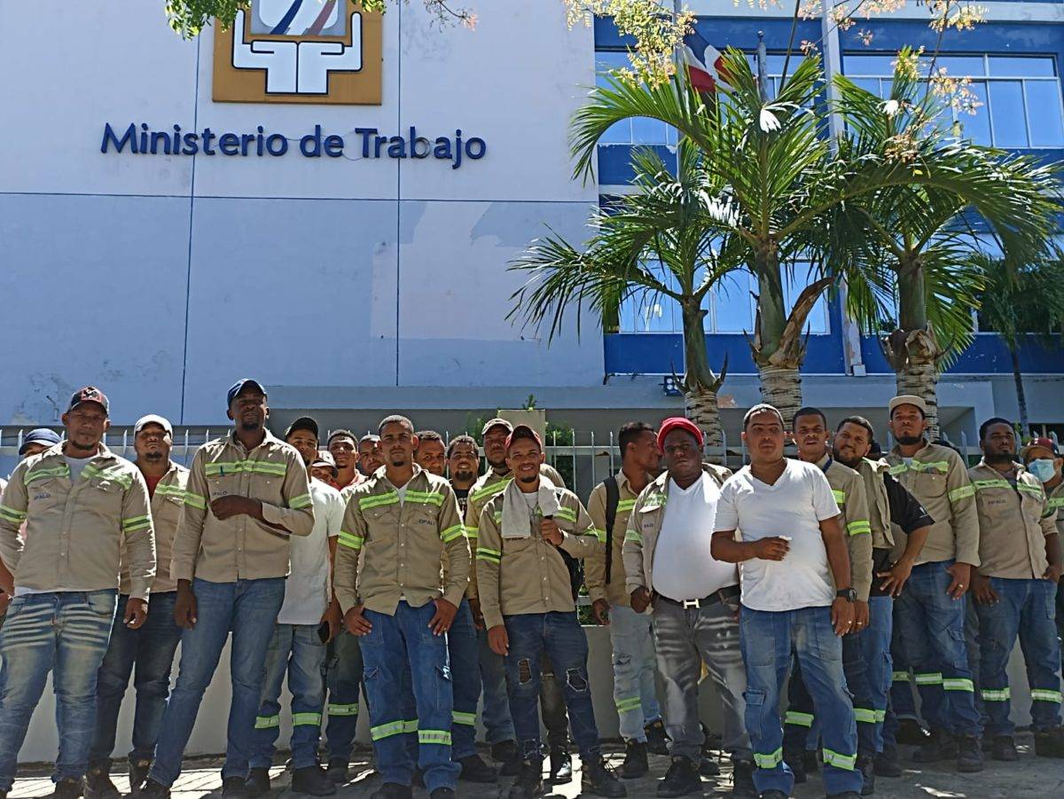 Trabajadores contratista Ópalo montan piquete en el Ministerio de Trabajo
