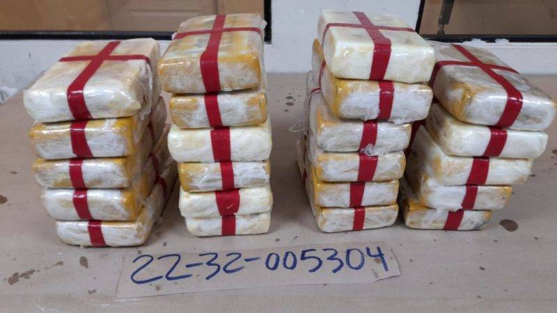 Autoridades detienen a dos y se incautan de 22 paquetes de cocaína, en Puerto de Haina