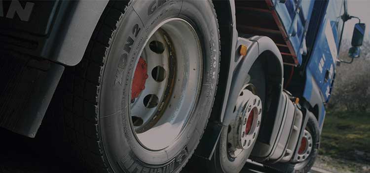 Sancionan oficial por vaciar neumáticos de camiones