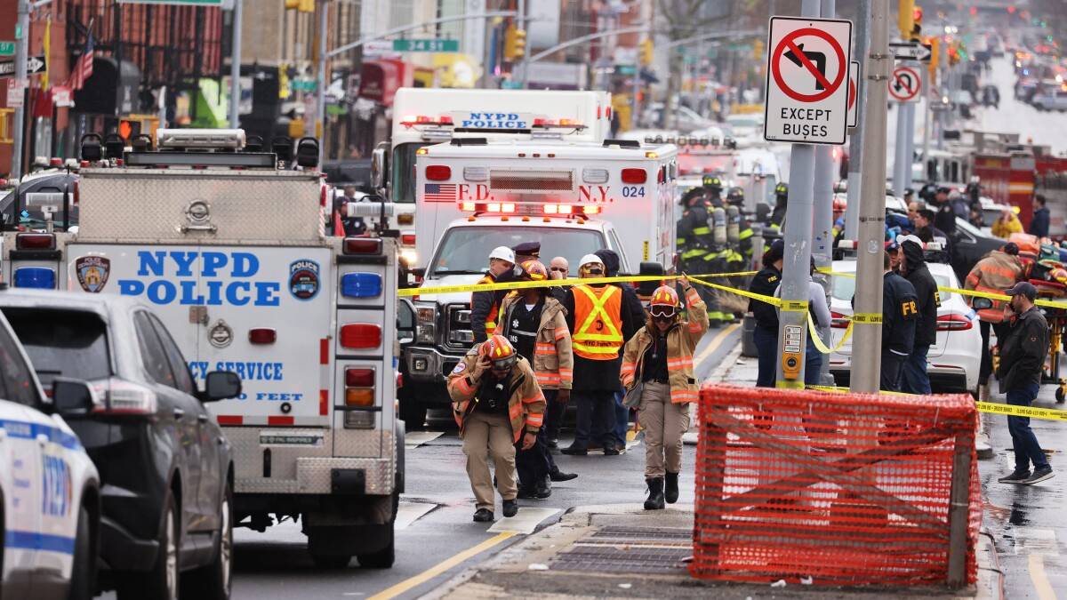 Policía de NYC inspecciona estaciones y trenes por tiroteo en metro