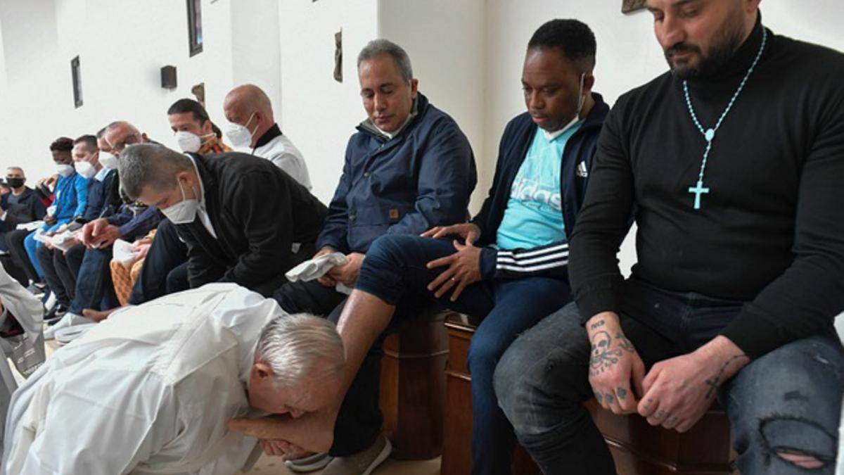 El papa se postra de nuevo ante los presos en jueves Santo