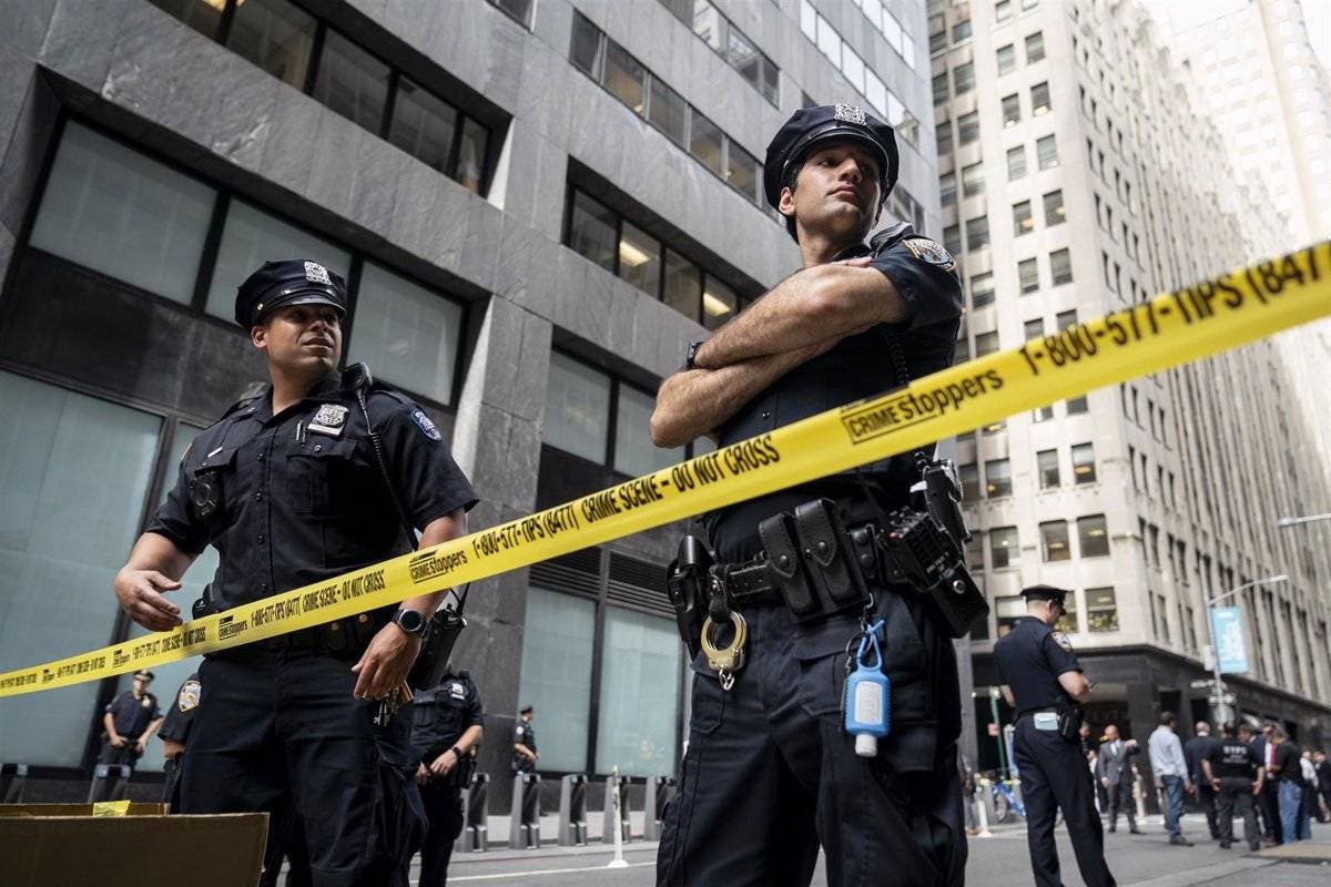 Policía recupera una pistola del lugar del tiroteo en Nueva York