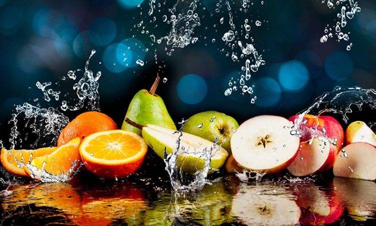 Si es de los que les cuesta tomar agua de manera normal, hay una variedad de opciones para hacer la ingesta de ésta más agradable, añádale frutas y verás.