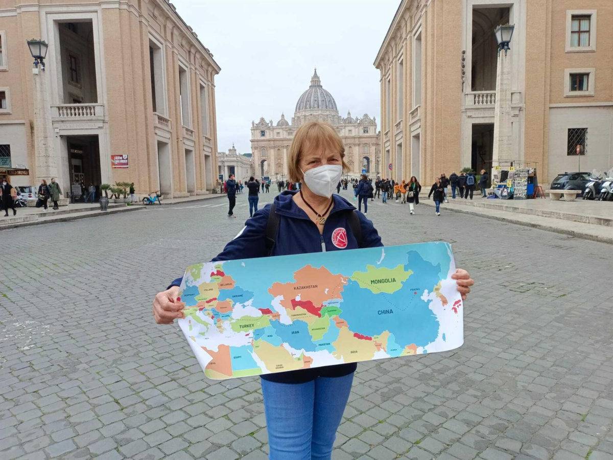 Italiana de 72 años inicia viaje a pie de 3 años entre Venecia y Pekín