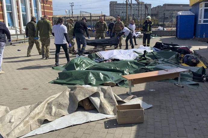 Se extiende a 50 los muertos por misil en estación de tren en Ucrania