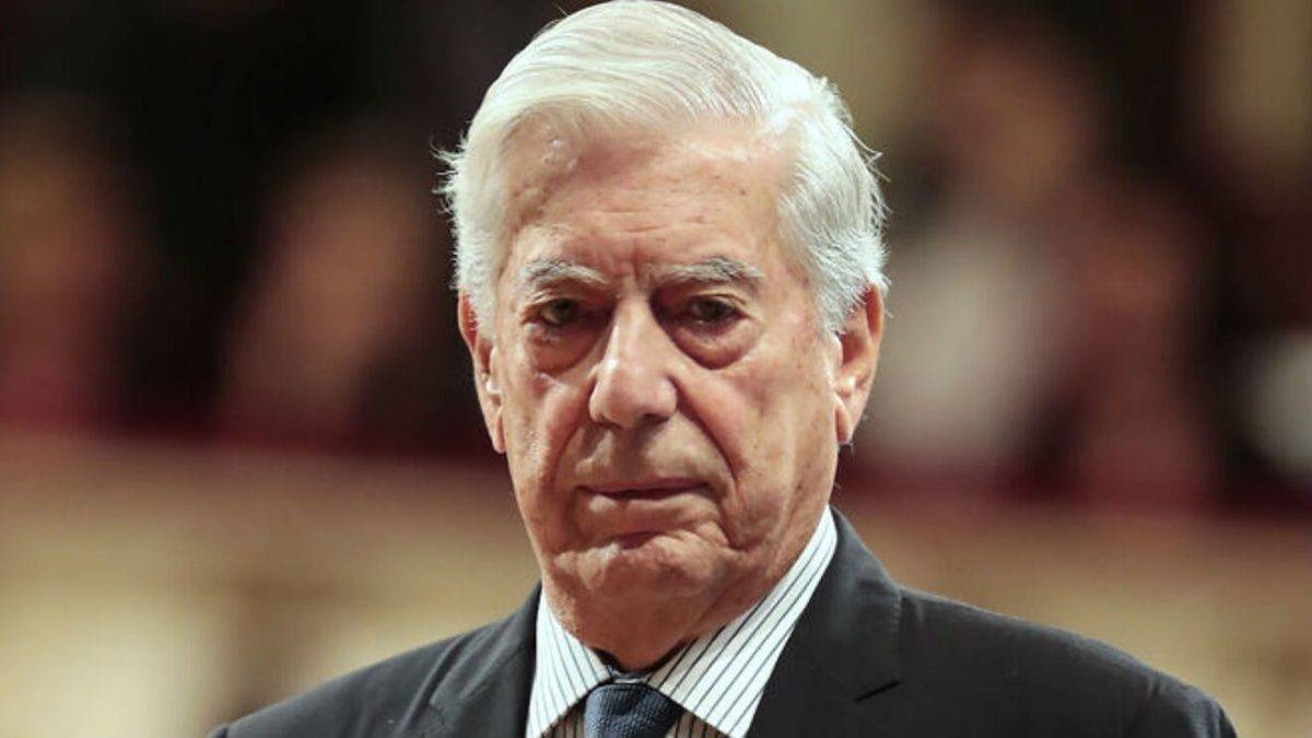 Mario Vargas Llosa recibe el alta hospitalaria tras superar COVID-19