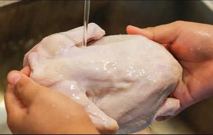 Pollo: Estos son los peligros de lavarlo