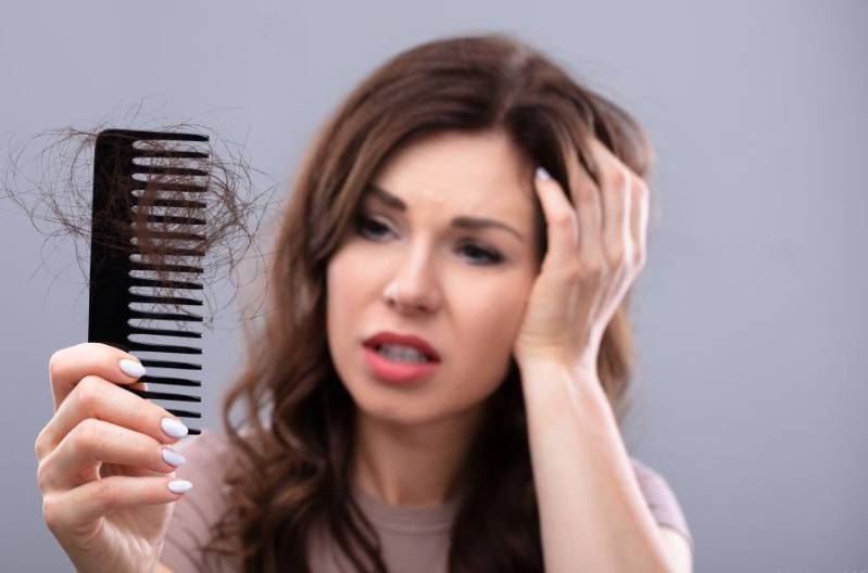 Caída del cabello: ¿Por qué sucede y qué se puede hacer?
