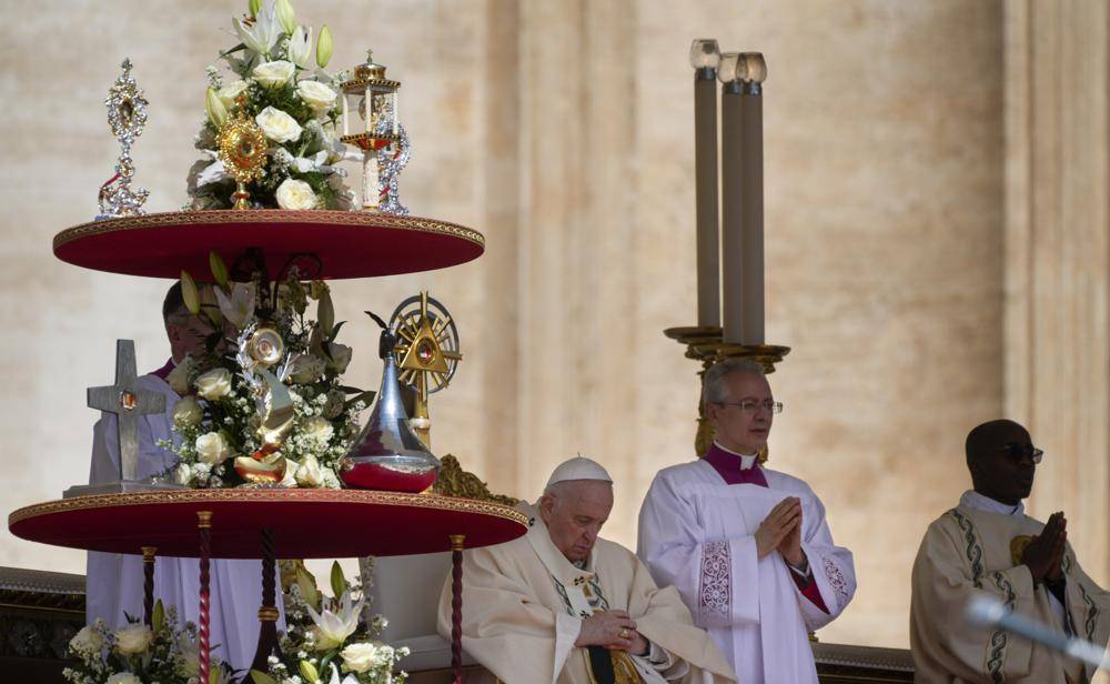 Papa Francisco proclama 10 nuevos santos tras molestias en la rodilla
