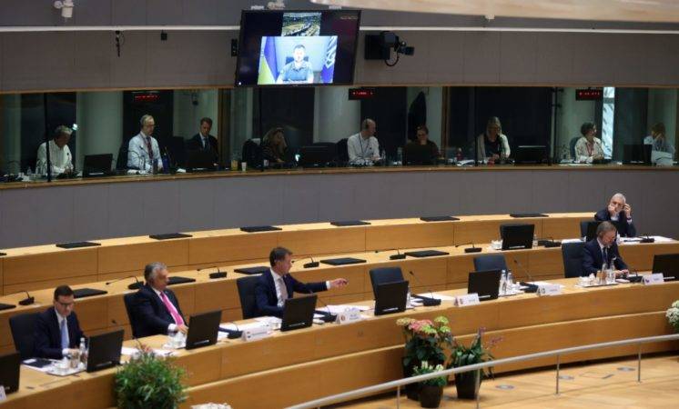 El presidente de Ucrania, Volodymyr Zelensky (en pantalla), habla en una reunión especial del Consejo Europeo en en Bruselas, Bélgica. EFE