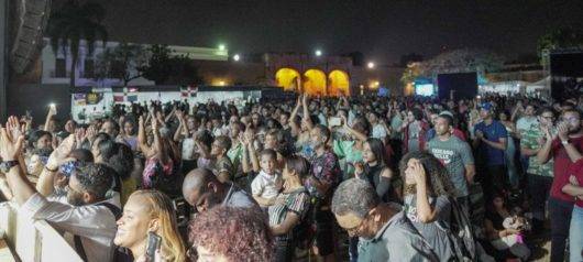 Parte del público que se dio cita al evento artístico de clausura de la Feria Internacional del Libro Santo Domingo.