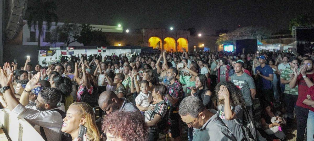 Miles de personas asisten a concierto de cierre de Feria del Libro 2022