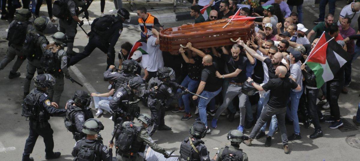 Policía de Israel ataca funeral de periodista
