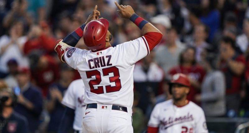El dominicano Nelson Cruz (23), de los Nacionales. celebra con sus compañeros tras su jonrón ante los Mets.