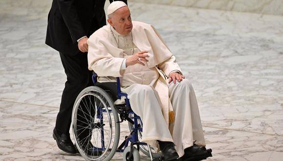 El papa Francisco usa una silla de ruedas en un acto.