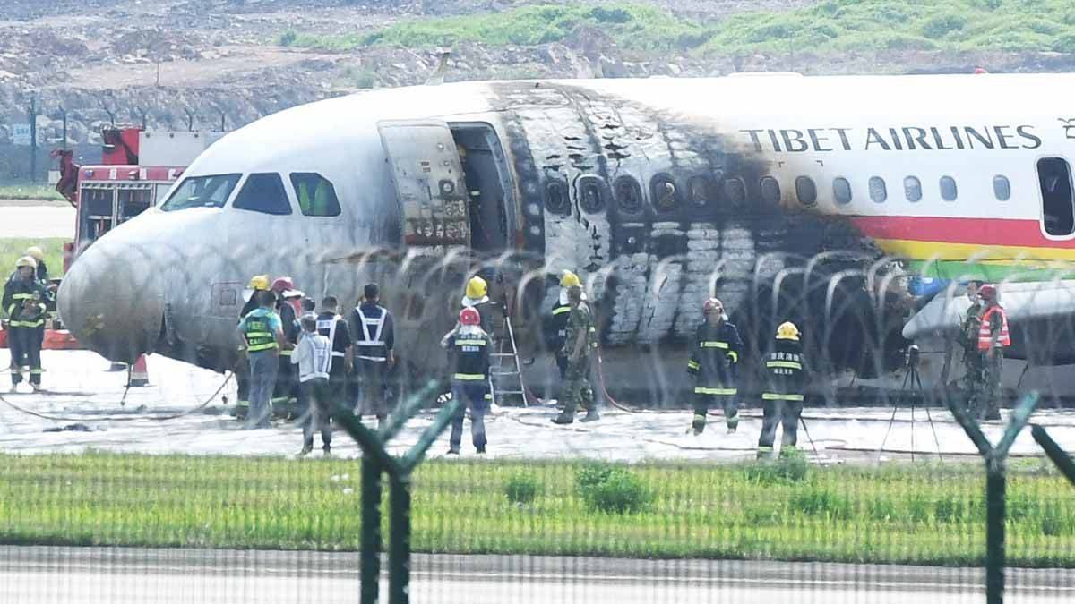 Se incendia avión al salirse de la pista de despegue en China