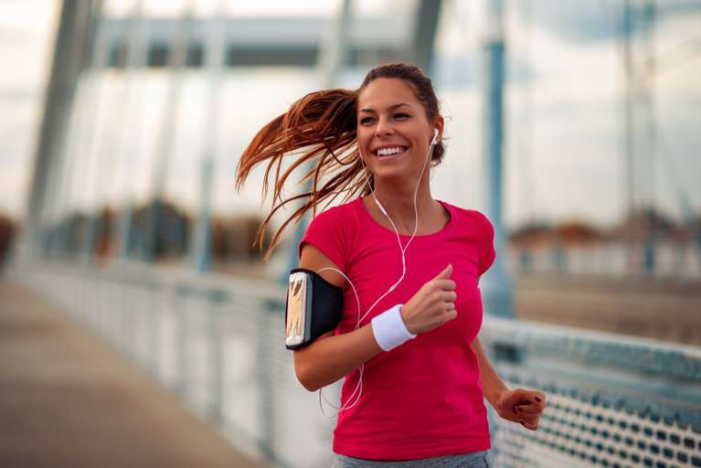 La música ayuda a correr más y mejor a “runners”, según un estudio