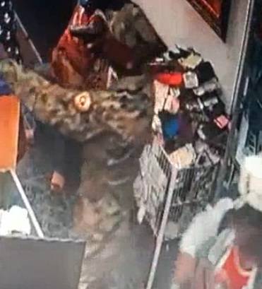 Video: Vestidos de militar asaltan tienda y casa de cambio en Sabana Perdida