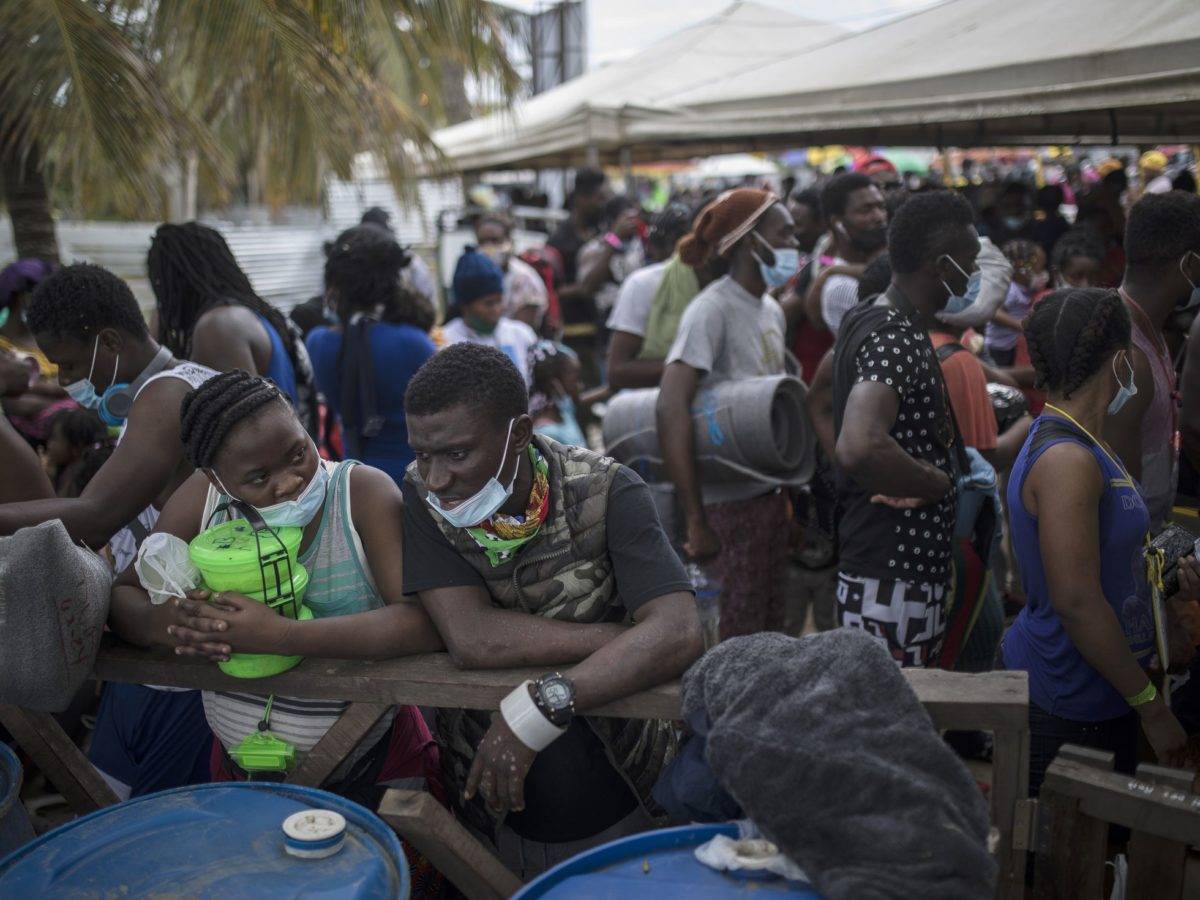 Continúa salida de haitianos de barrios de la capital Haití