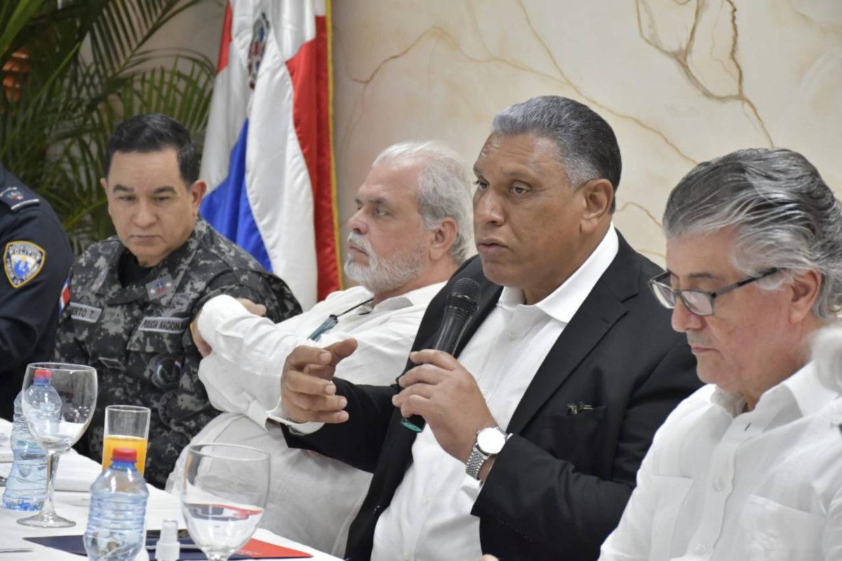 Chu Vásquez recibe propuestas de Comisión Educativa para reforma policial