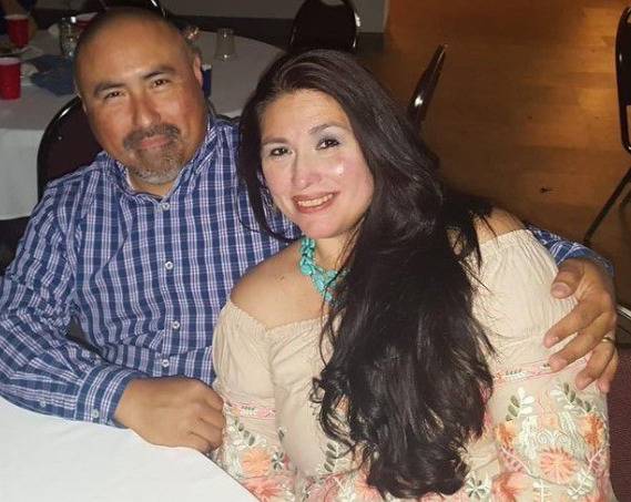 De un ataque al corazón, muere esposo de maestra asesinada en Texas