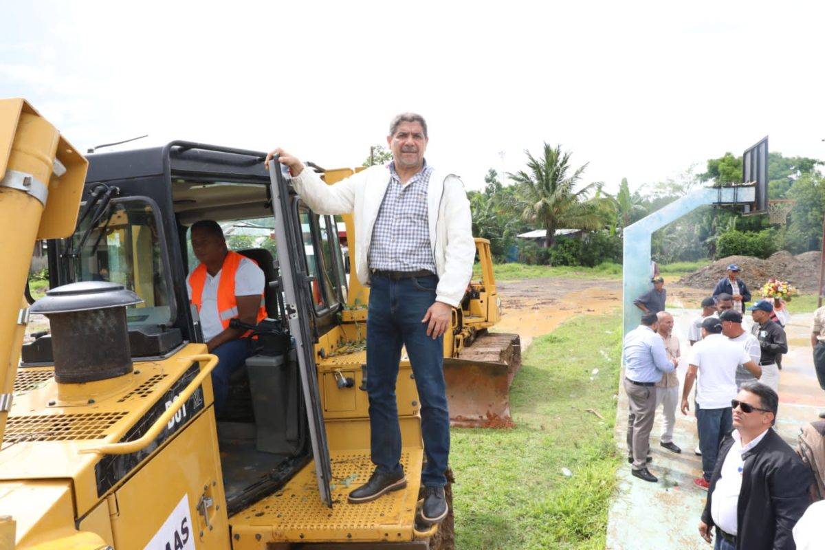 Ministro de Agricultura inicia reparación de 20  kilómetros en Hato Mayor