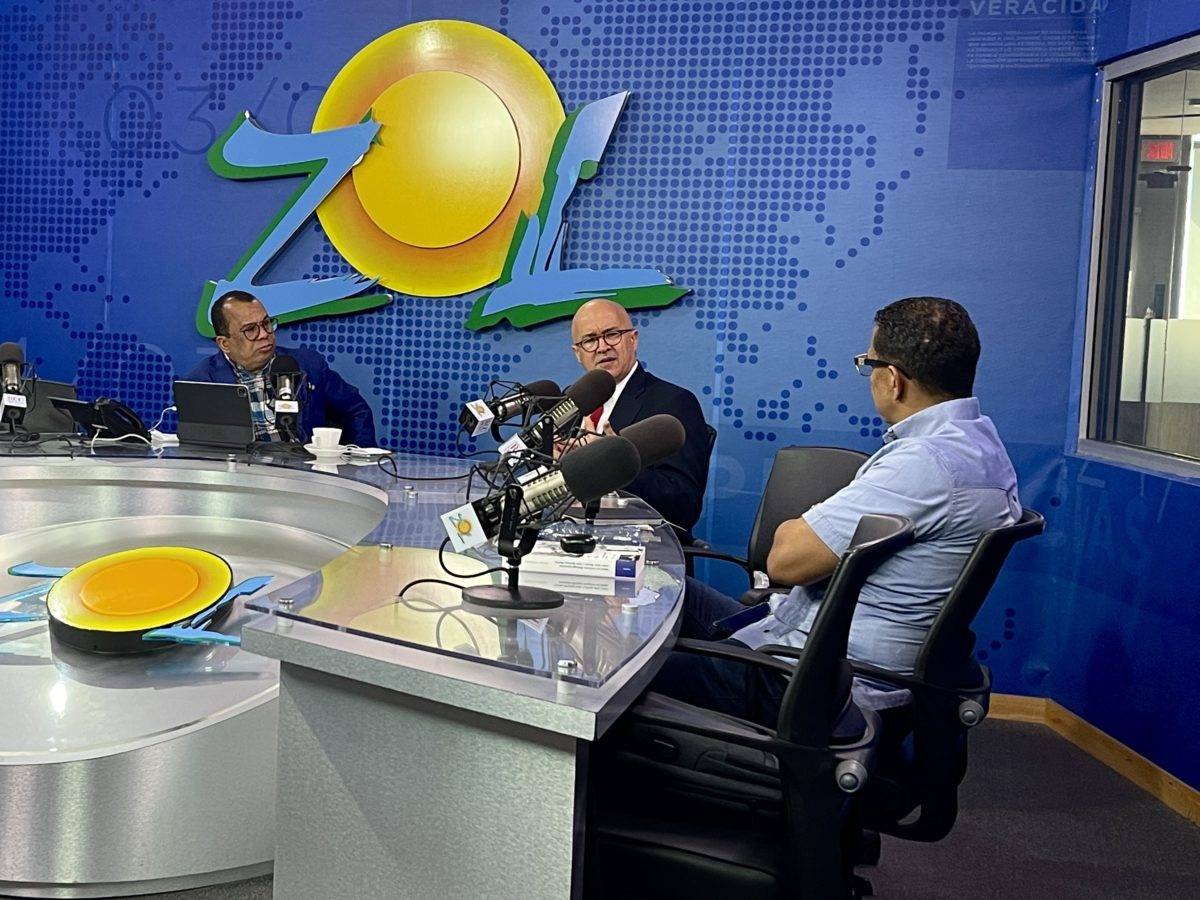 Domínguez Brito dice Abinader y Leonel buscan elegirse rivales con googleo político