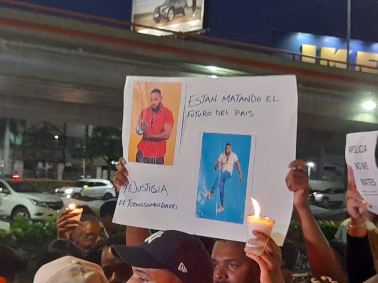 Decenas van a manifestación por muerte de David de los Santos