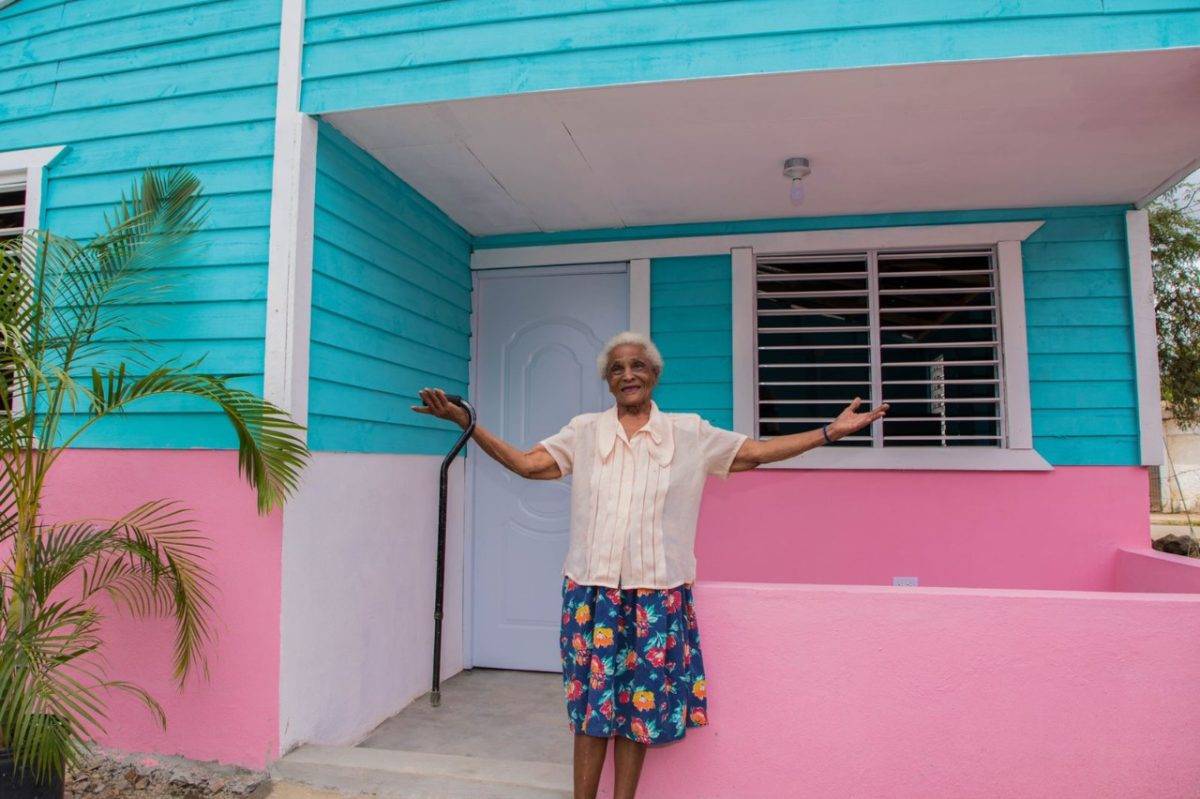 Doña Ramona, de 90 años, recibe vivienda reconstruida
