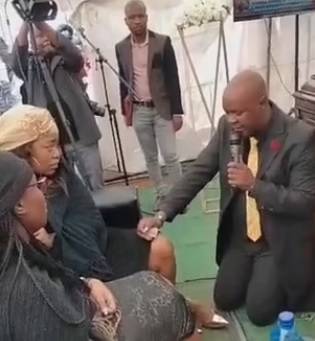 Video: Le propuso matrimonio en funeral del padre de su novia