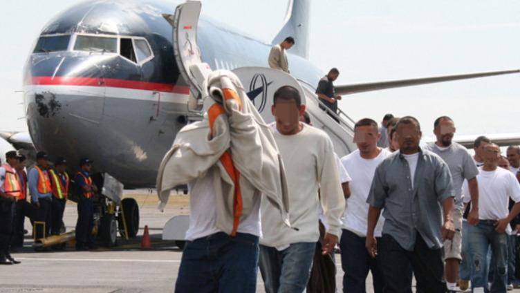 Estados Unidos repatria cien dominicanos mensualmente