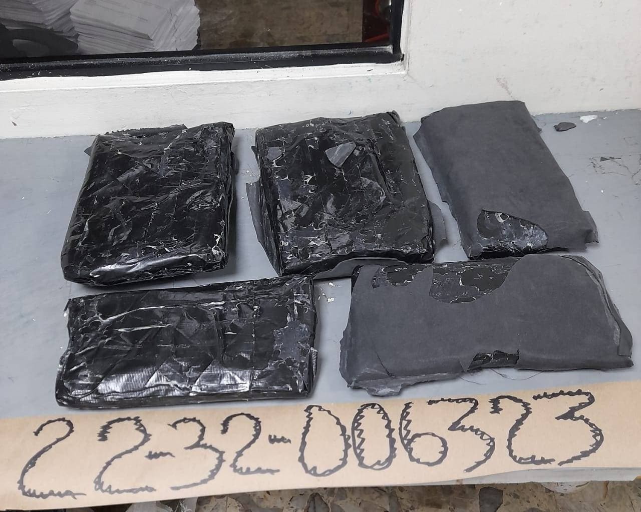 Detienen dominico-español con más de cinco kilos de cocaína en el AILA