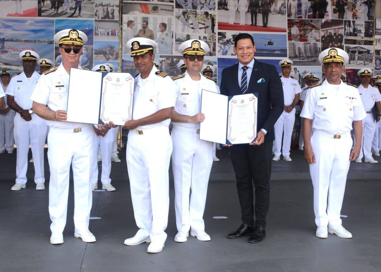 Locutor Ariel Mercedes recibe reconocimiento por parte de la Armada