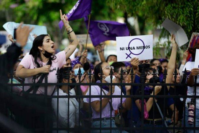 Feministas protestan contra desapariciones y violencia de género