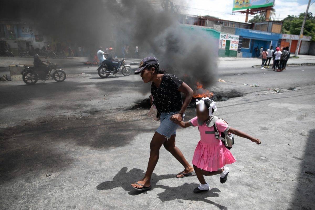 Haití: Miles de niños sin escuela por la guerra entre bandas