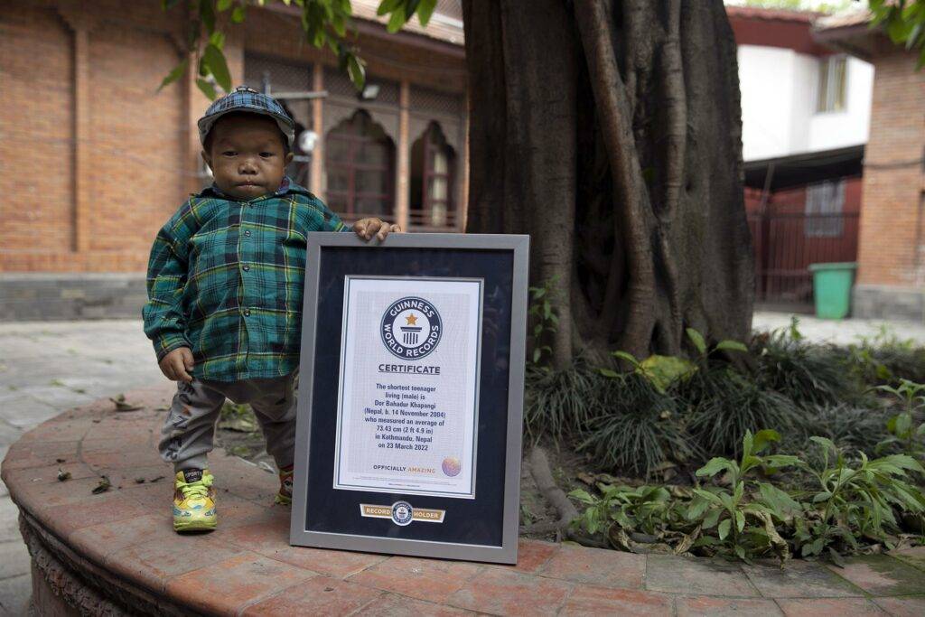 Récord Guinness certifica a un nepalí como el adolescente más bajo