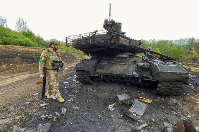 Soldado ucraniano observa un tanque de guerra