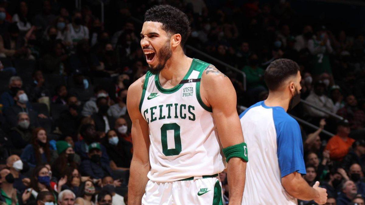 Tatum encesta 31 y Celtics igualan serie 2-2 ante Heat