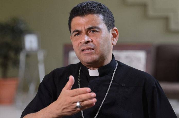 Obispo nicaragüense inicia ayuno indefinido tras ser perseguido por policías