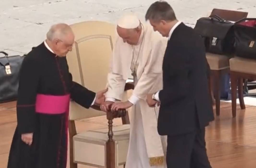 Video: Peregrinos alientan al papa Francisco para que se ponga de pies